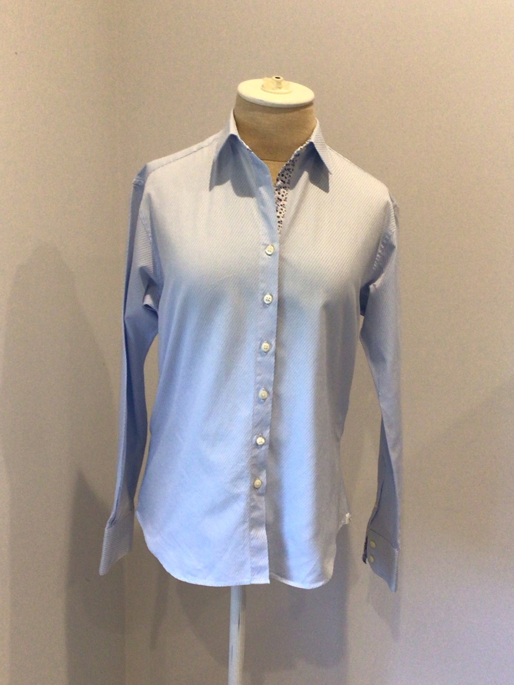 Tailored Light Blue Men's Dress Shirt with Subtle Pattern
